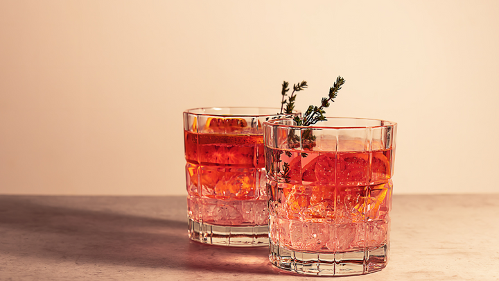 Zwei Cocktailgläser mit Cocktail und Verzierung