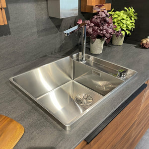 Einbauküche Linee KLI Filigno Keramik Basalt Schwarz Vollholz Nussbaum Naturgeölt Inklusive E-Geräte