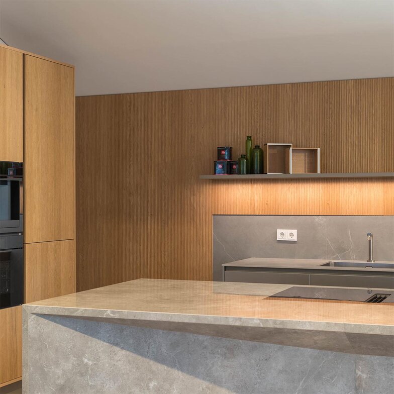 Designküche C12 Front Aluminium Oxid Bronze Und Eiche Furniert Und Geprägt