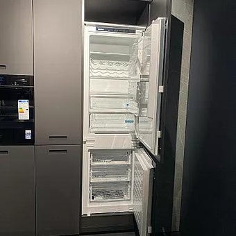 Küche nx950 Front Ceramic Marmor Grigio Mit Glasfronten Lavaschwarz Matt - KüchenFirst