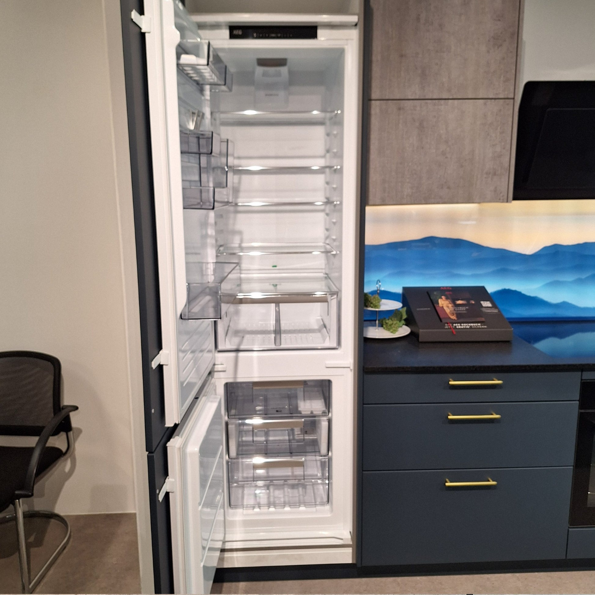 Einbauküche Siena Platte Naturstein Korpus Kunststoff K275 Achatgrau Front Lack L552M Tiefblau Inklusive E-Geräte Und Barhocker