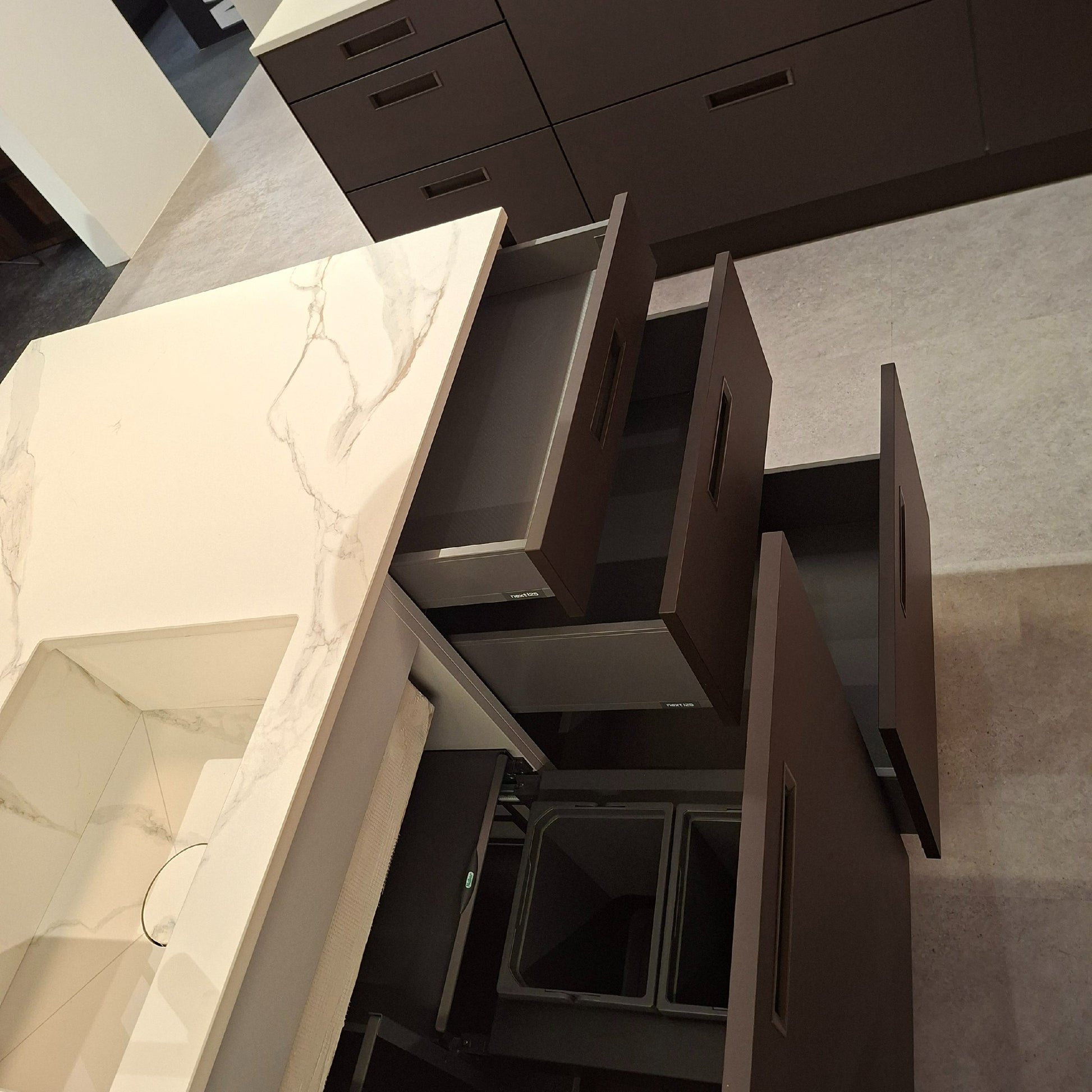 Einbauküche NX240 Platte Marmor Gold Matt Nussbaum Natur Schichtstoff K492F SensiQ Mokkabraun Inklusive E-Geräte