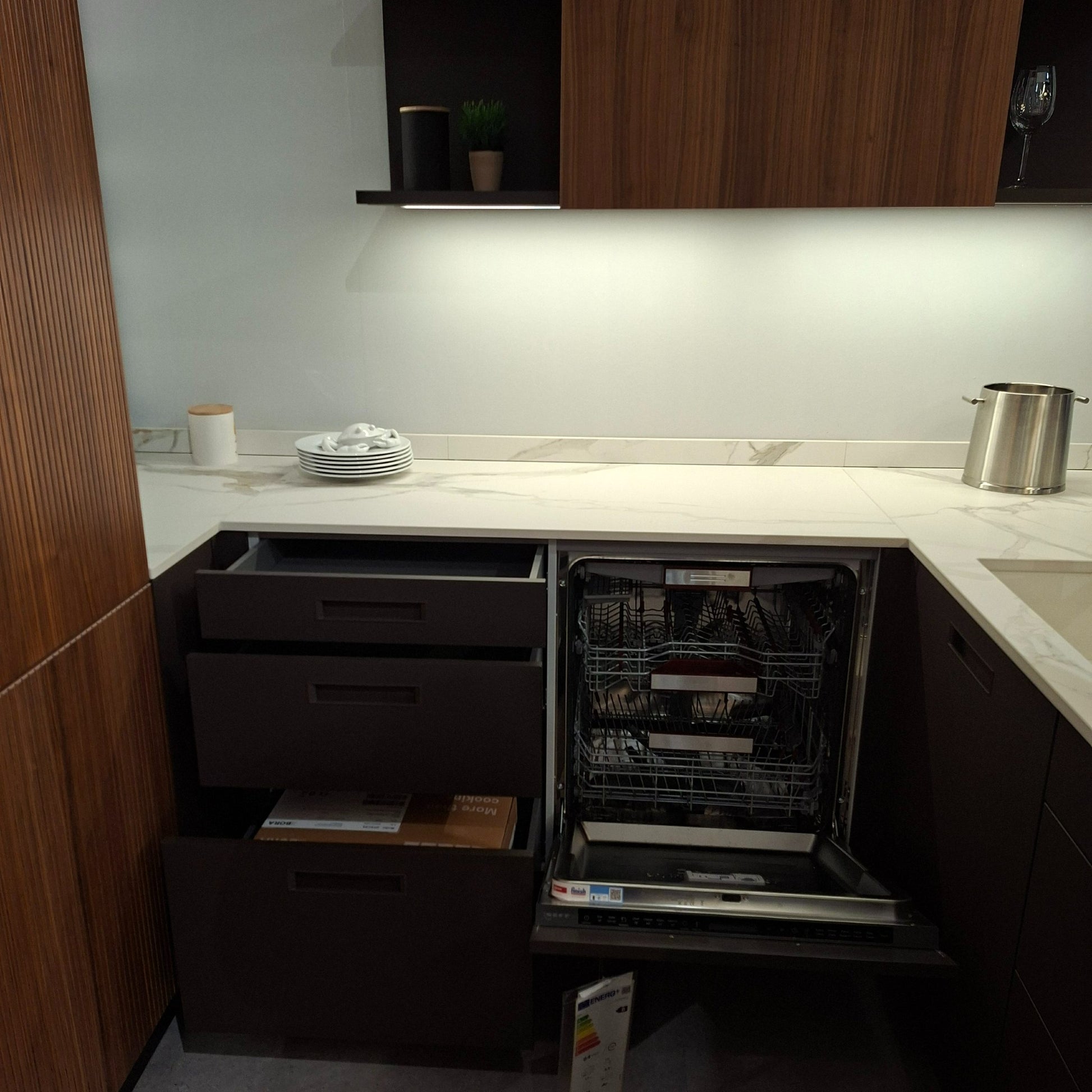 Einbauküche NX240 Platte Marmor Gold Matt Nussbaum Natur Schichtstoff K492F SensiQ Mokkabraun Inklusive E-Geräte